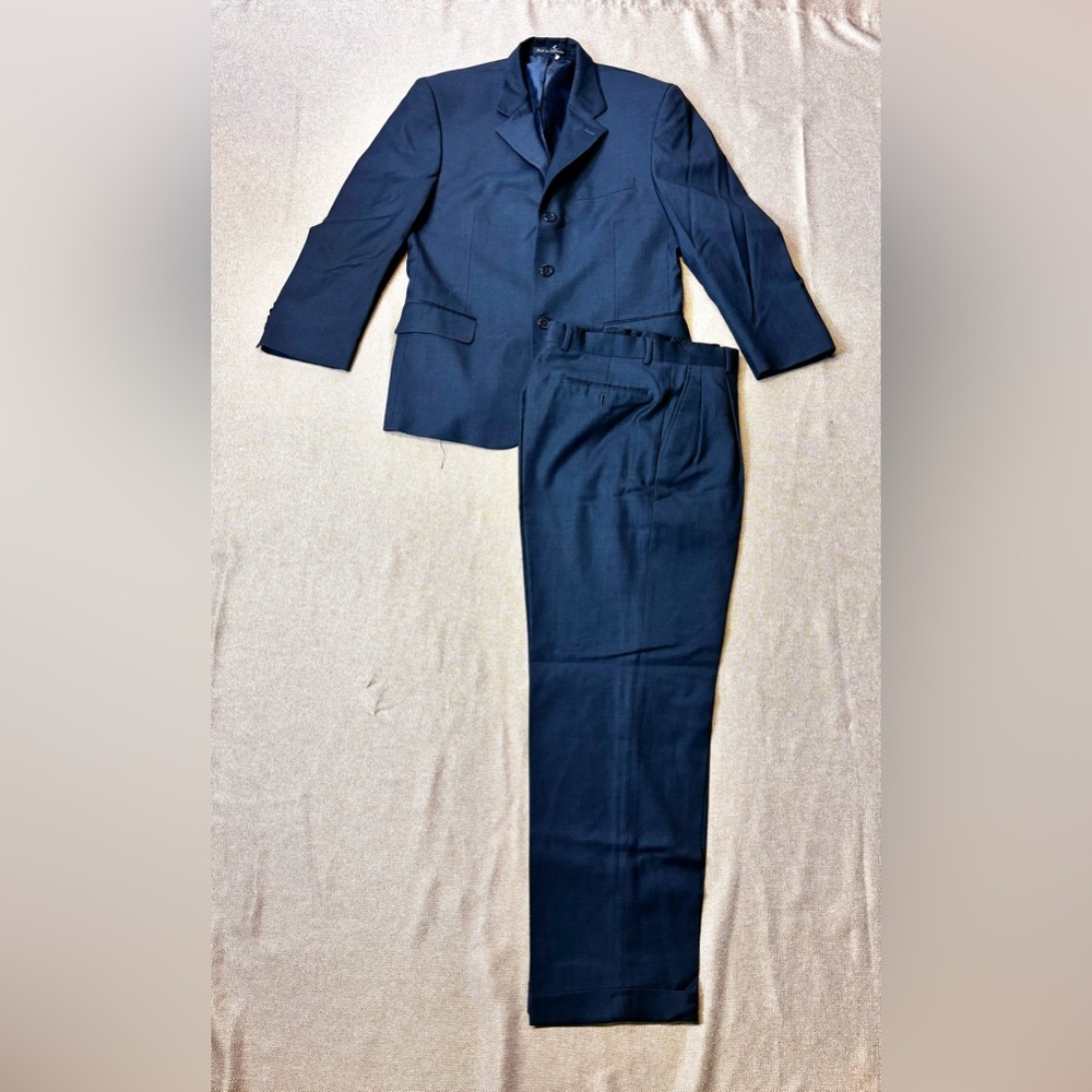 Kasper Gray Men's Suit Size 40/34 S . Great condition